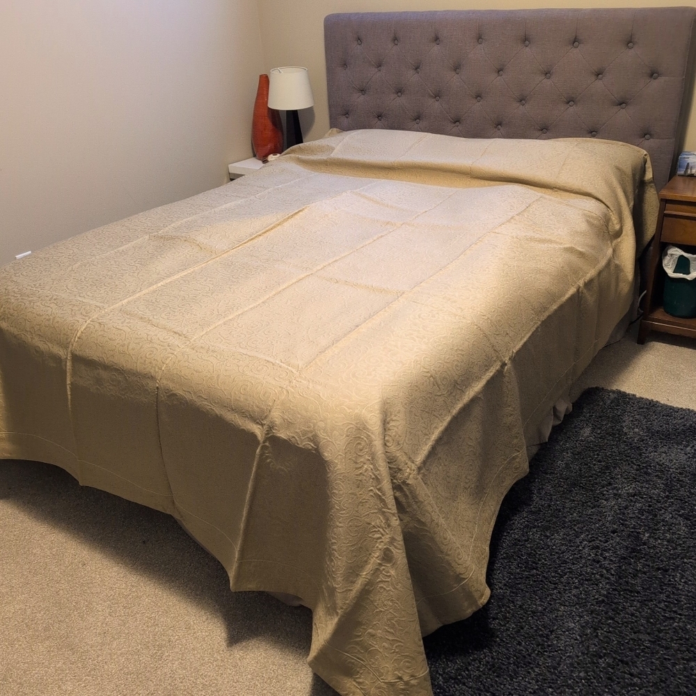 Yves Delorme "Affresco" King/Queen Cotton Bedspread Tan EUC - See Measurements